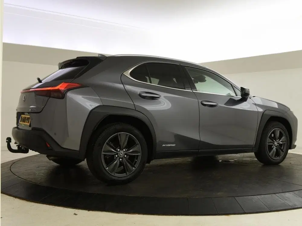 Lexus UX 250h First Edition uit 2020, foto 2
