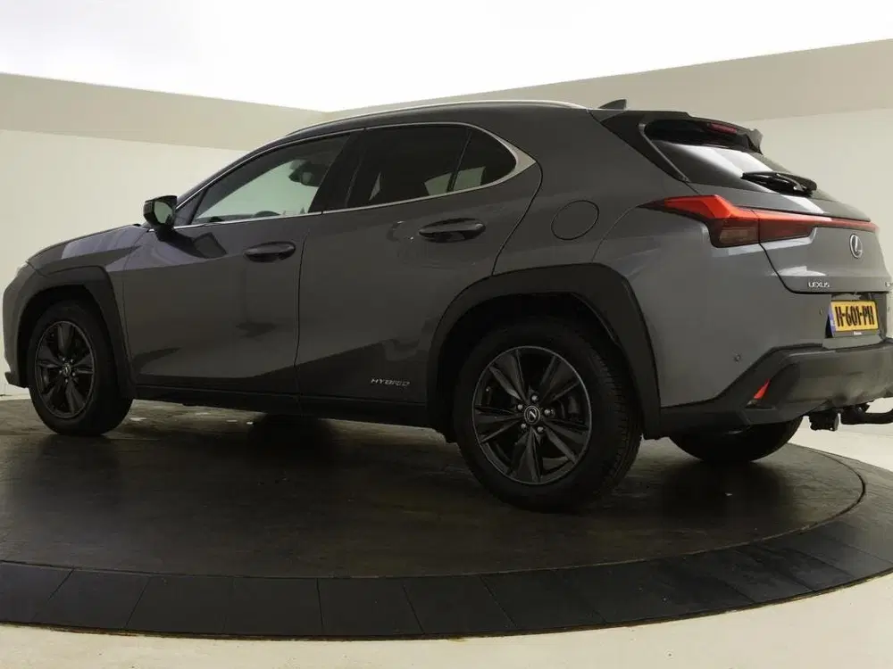 Lexus UX 250h First Edition uit 2020, foto 6