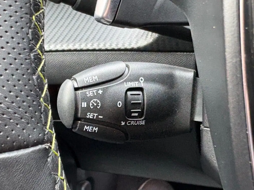 Peugeot 208 1.2 PURETECH 130PK AUT. GT NAVI CAMERA CAR uit 2022, foto 13