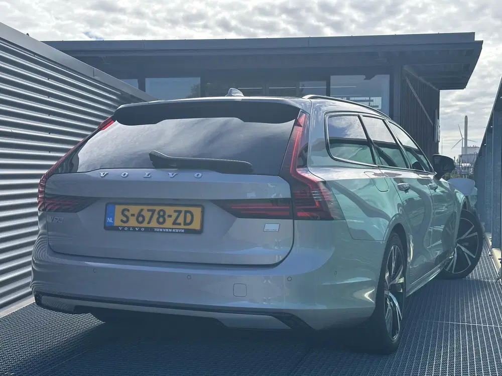 Volvo V90 2.0 T8 Plug-in hybrid AWD Ultimate Dark Vo uit 2023, foto 2