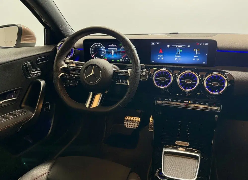 Mercedes-Benz A-Klasse 250 e AMG Line Rose Gold uit 2023, foto 6