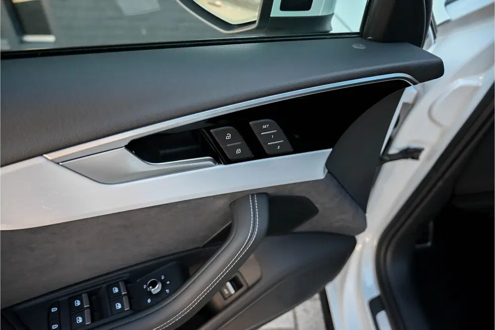 Audi A4 40 TFSI S Line RS stoelen uit 2024, foto 8
