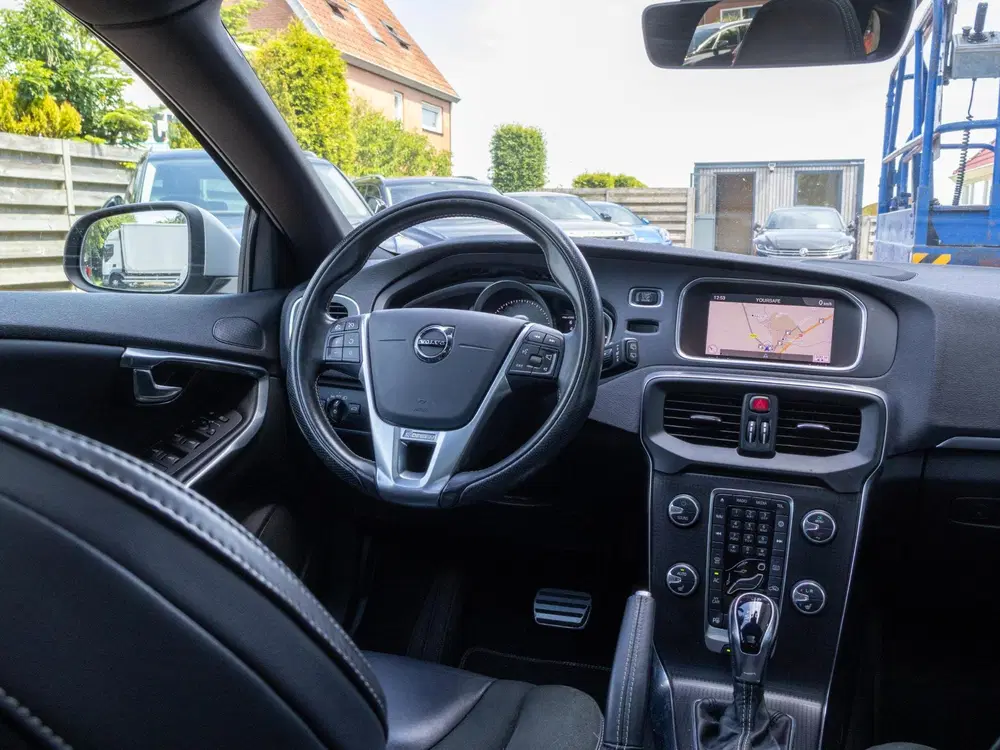 Volvo V40 1.5 T3 Polar+ Sport R-Design LED Pano 18" uit 2019, foto 10