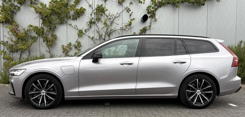 Volvo V60 2.0 T8 Plug-in Hybrid AWD Plus Dark uit 2026, foto 2