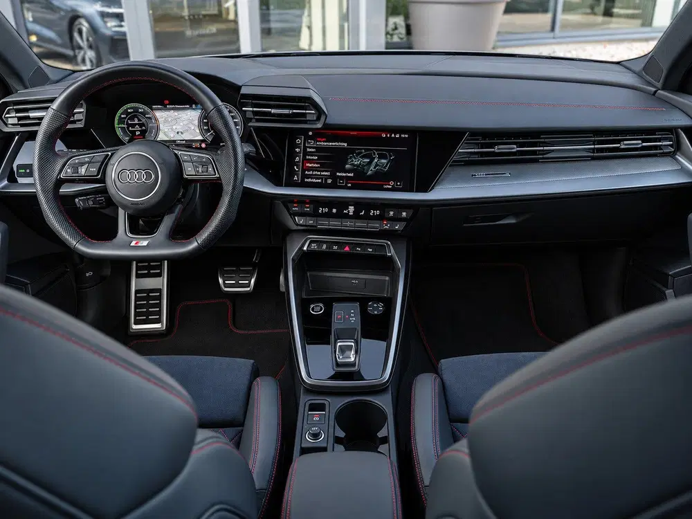 Audi A3 45 TFSI e S-Line Competition uit 2023, foto 10