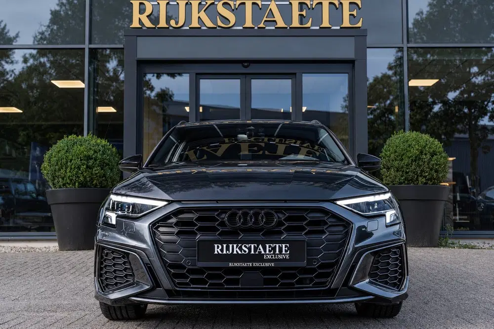 Audi A3 45 TFSI e S-Line Competition uit 2023, foto 3