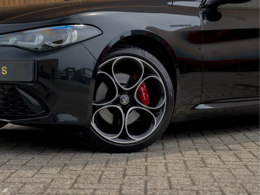 Alfa Romeo Giulia 2.0 T GME AWD Competizione uit 2023, foto 15