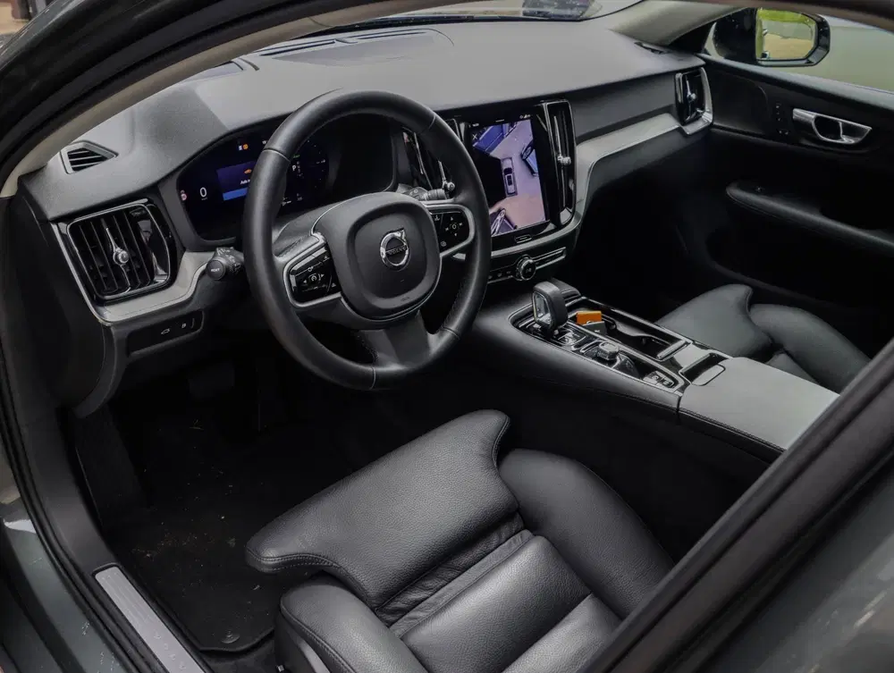 Volvo V60 T8 AWD Plus Dark Forest Lake Pano 360 Cam uit 2026, foto 3