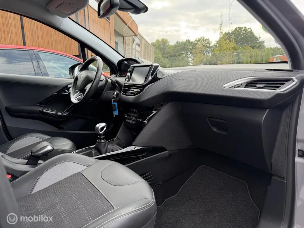 Peugeot 2008 1.2 PureTech Signature uit 2019, foto 12