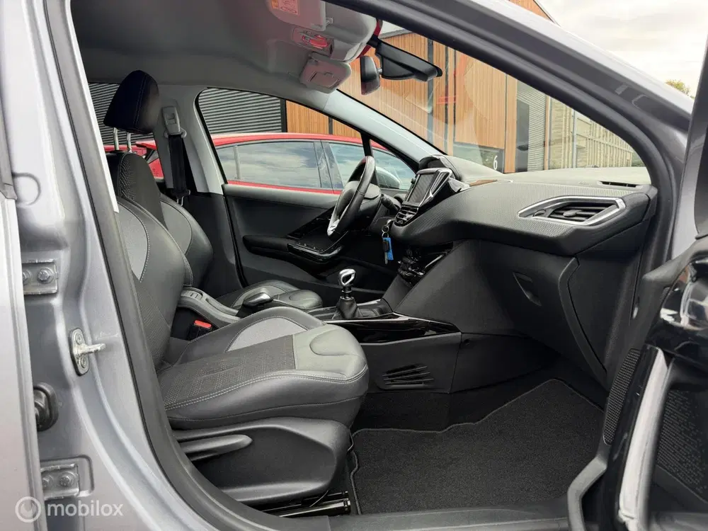 Peugeot 2008 1.2 PureTech Signature uit 2019, foto 13