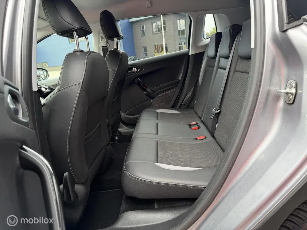 Peugeot 2008 1.2 PureTech Signature uit 2019, foto 14