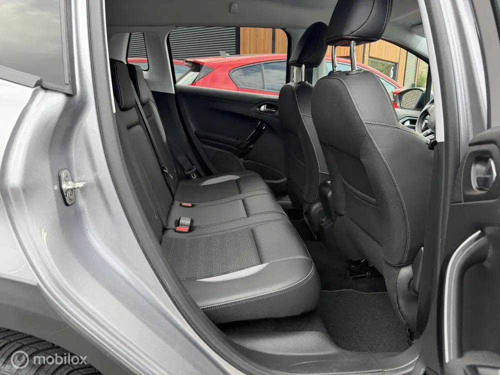 Peugeot 2008 1.2 PureTech Signature uit 2019, foto 15