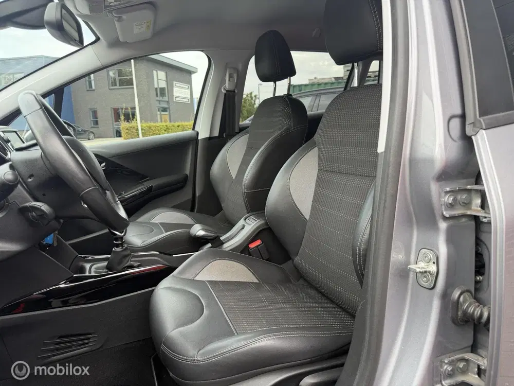 Peugeot 2008 1.2 PureTech Signature uit 2019, foto 9