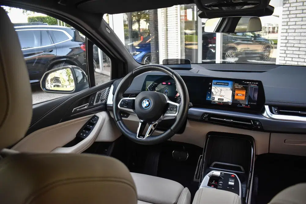 BMW 2-serie Active Tourer 230e xDrive M-Sport Pano Tre uit 2023, foto 13