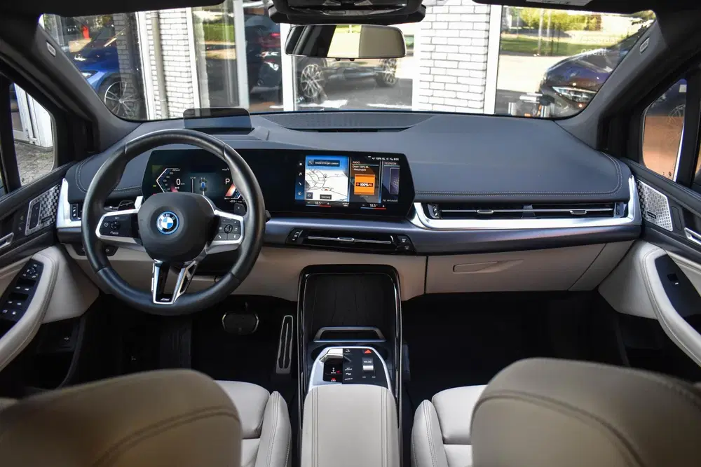 BMW 2-serie Active Tourer 230e xDrive M-Sport Pano Tre uit 2023, foto 2