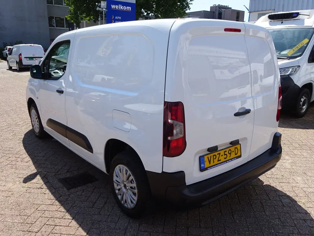 Peugeot Partner 1.2 PureTech Pro BENZINE AIRCO NAVI CRUISE uit 2022, foto 3