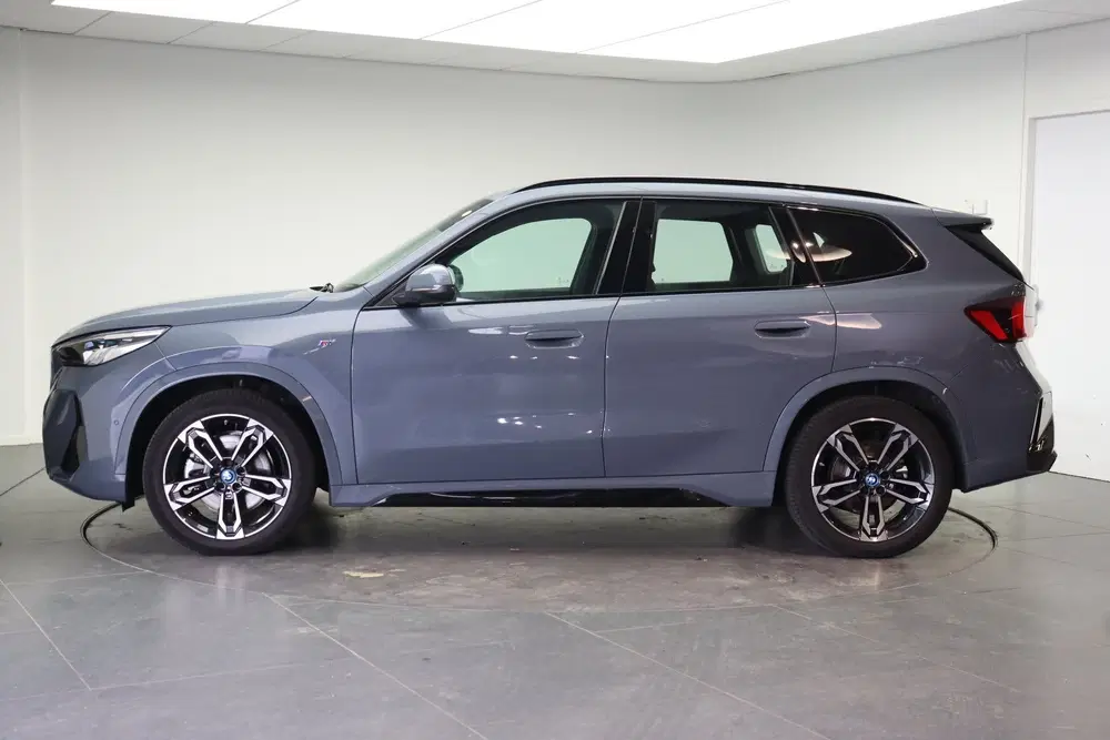 BMW iX1 xDrive30 M Sport uit 2025, foto 2