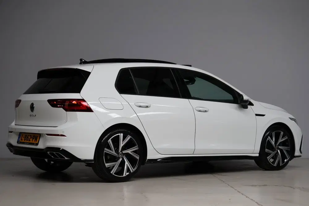 Volkswagen Golf 1.5 eTSI R-Line uit 2020, foto 2