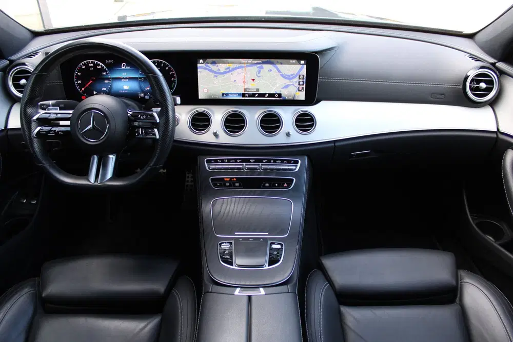 Mercedes-Benz E-Klasse 300e AMG Line NIGHT PAKKET LEDER DIST uit 2021, foto 2