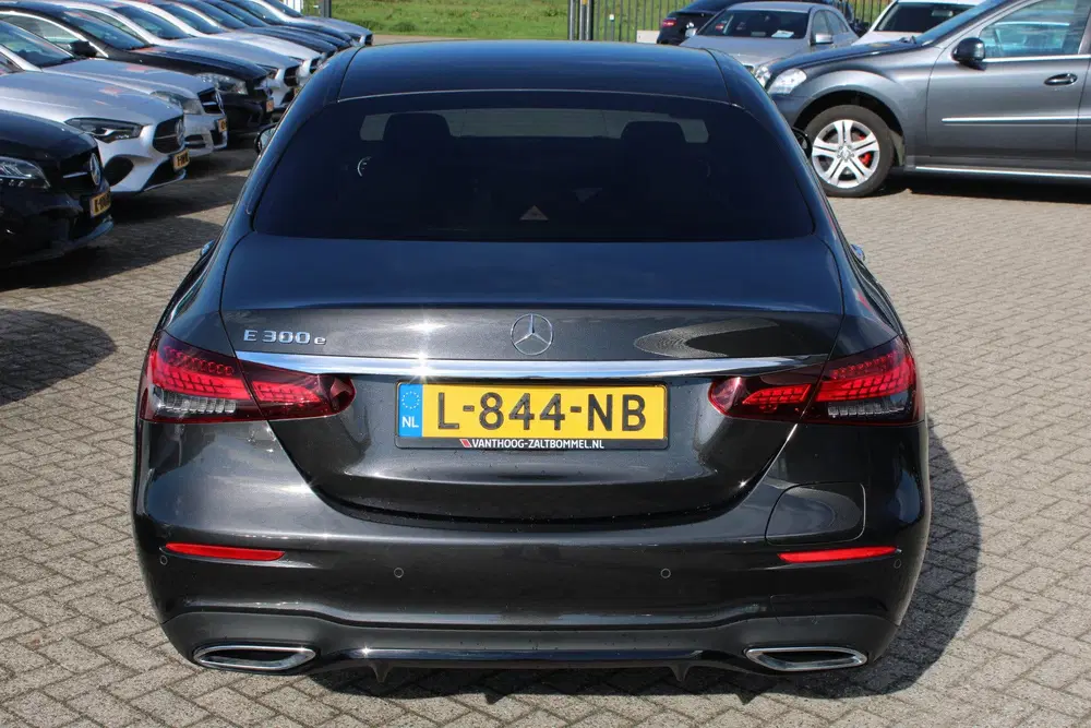 Mercedes-Benz E-Klasse 300e AMG Line NIGHT PAKKET LEDER DIST uit 2021, foto 4