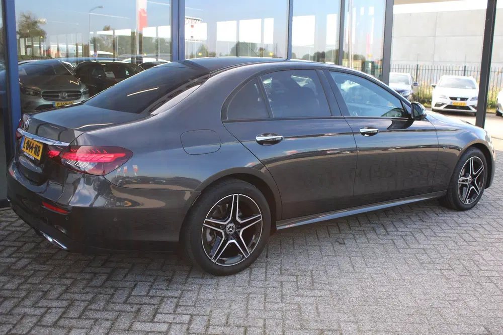 Mercedes-Benz E-Klasse 300e AMG Line NIGHT PAKKET LEDER DIST uit 2021, foto 5