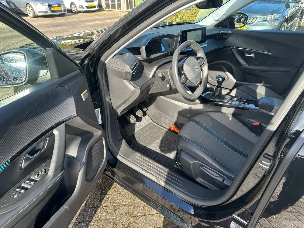 Peugeot 2008 1.2 PureTech Allure Pack uit 2022, foto 9