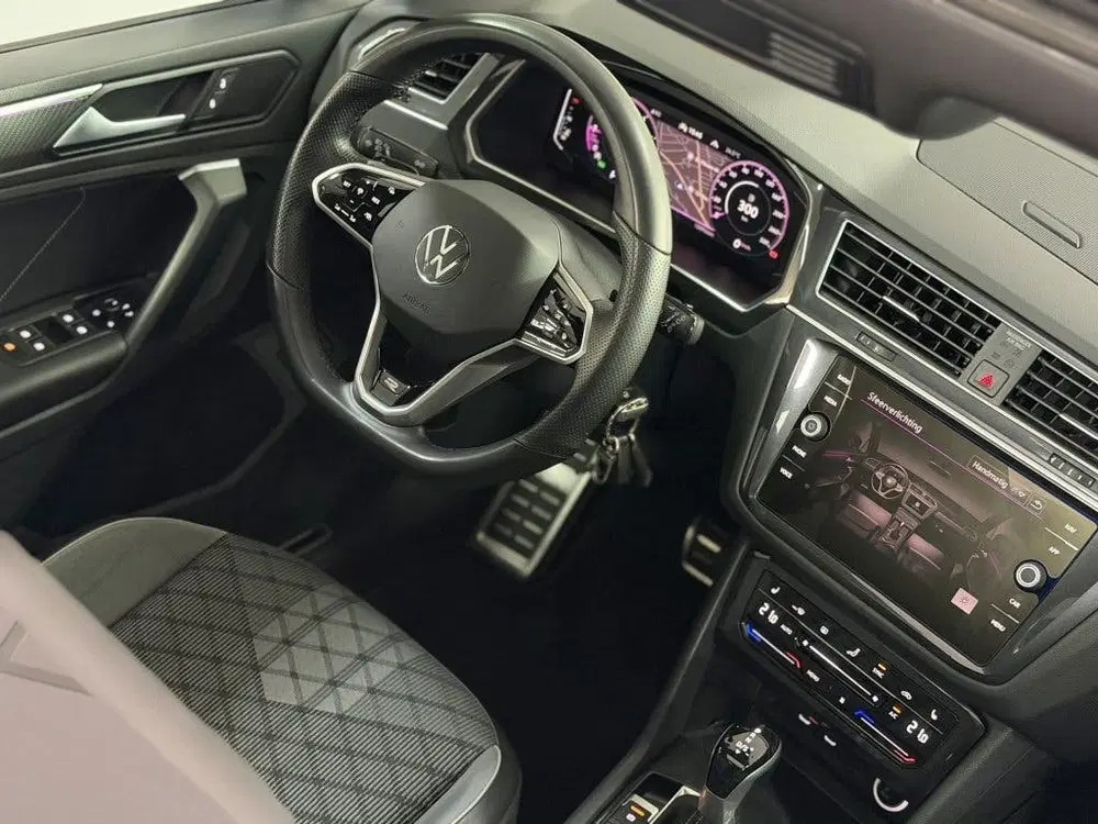 Volkswagen Tiguan 1.5 TSI R-Line PANO HUD LANE ACC uit 2021, foto 2