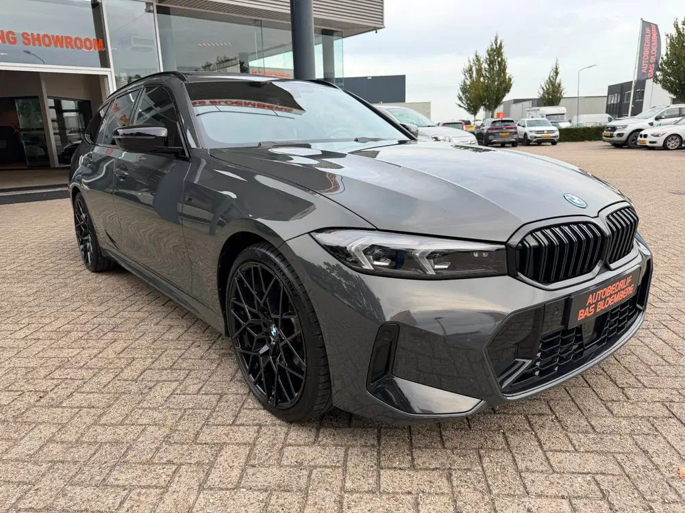BMW 3-serie 330e xDrive uit 2022, foto 2