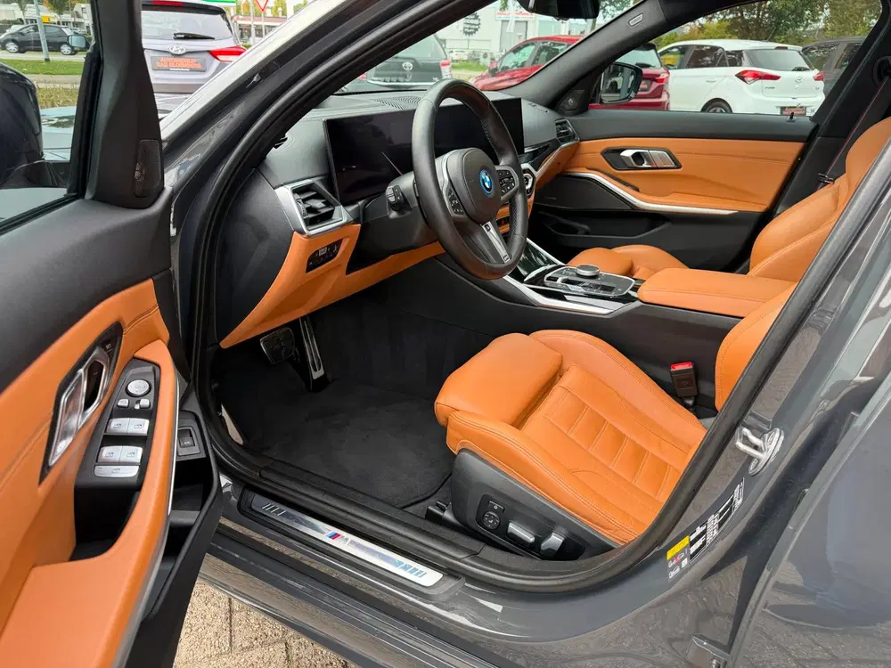 BMW 3-serie 330e xDrive uit 2022, foto 6