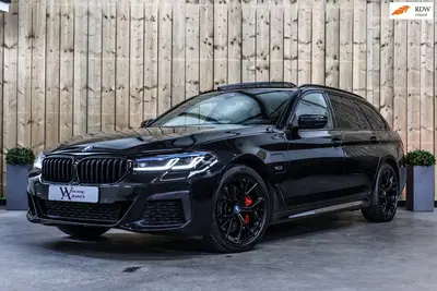 BMW 5-serie 530e xDrive M-Sport *Pano*Stoelventilati uit 2022