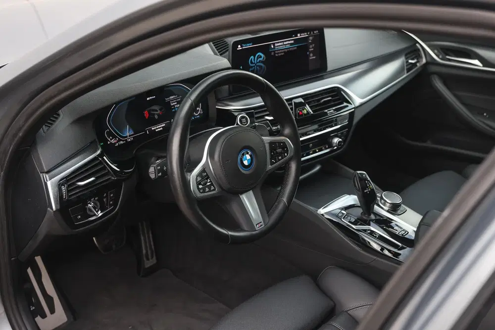 BMW 5-serie 530e High Executive M Sport Automaat uit 2023, foto 10