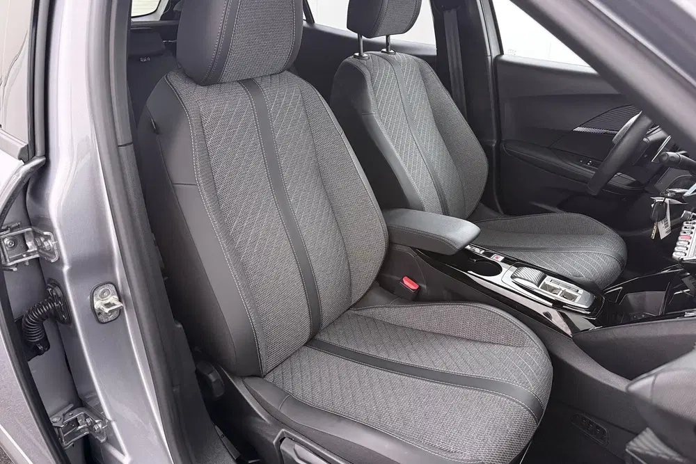 Peugeot 2008 167 PK Aut. Hybrid Allure Half-Leder Clima uit 2025, foto 14