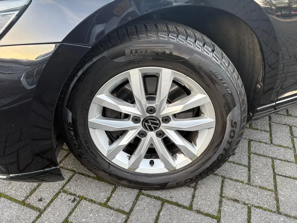 Volkswagen Passat 2.0 TDI Business uit 2022, foto 2