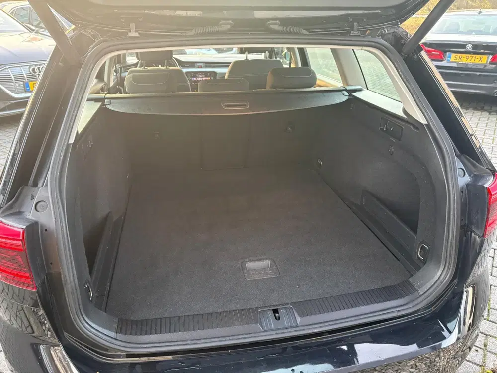 Volkswagen Passat 2.0 TDI Business uit 2022, foto 6