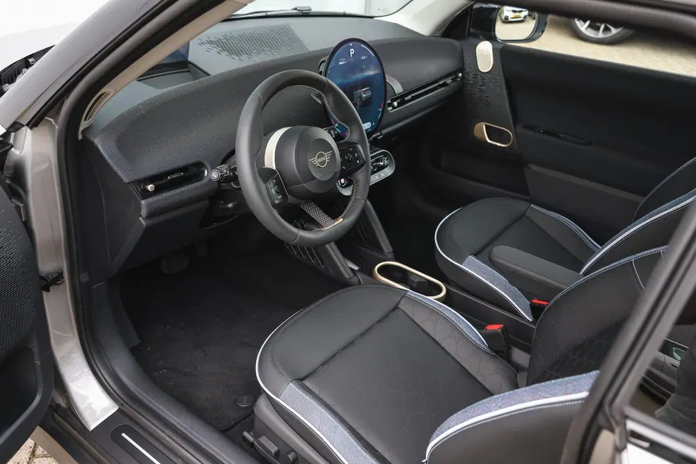 Mini Hatchback Cooper SE uit 2026, foto 3
