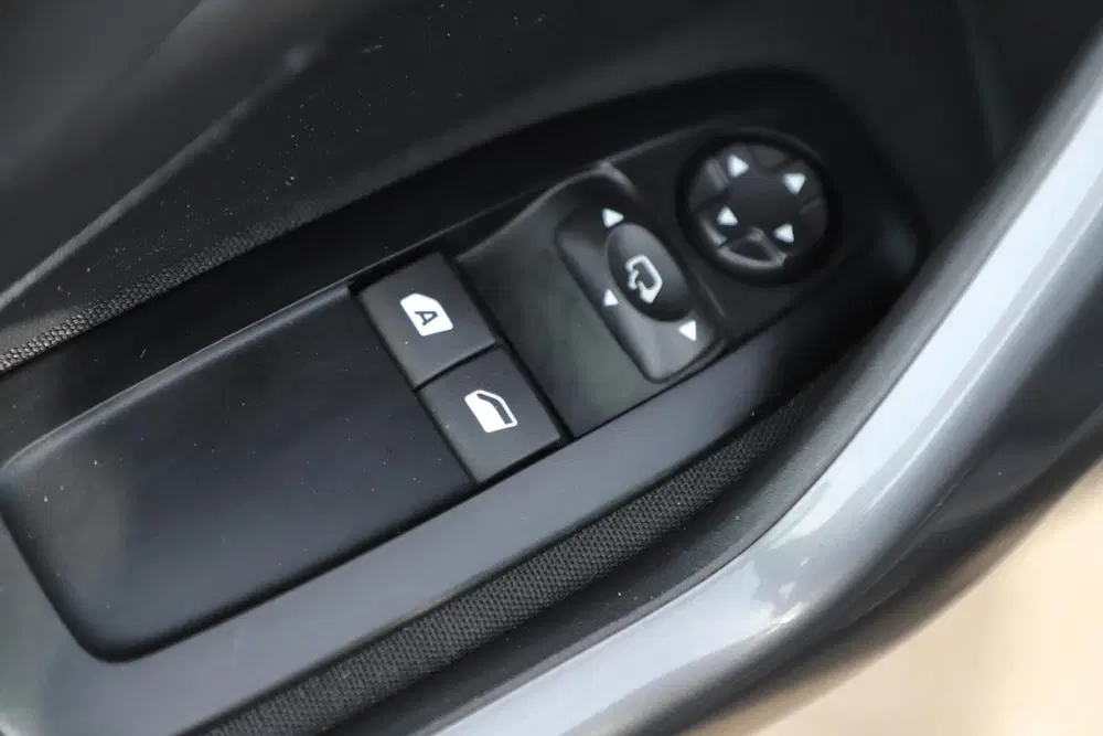 Peugeot 2008 1.2 PureTech Active Trekhaak Radio Bluetoo uit 2019, foto 12