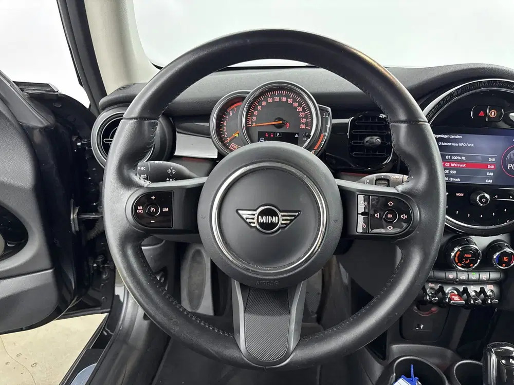 Mini Hatchback Cooper Essential Automaat uit 2023, foto 13