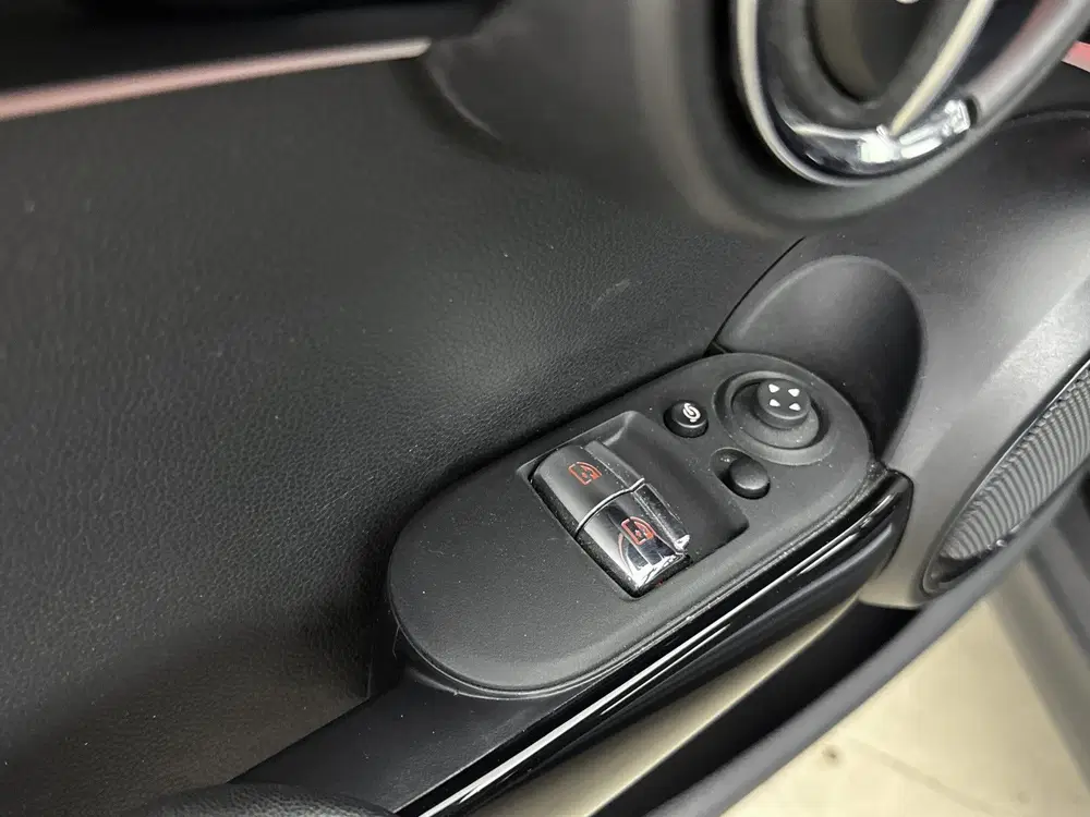 Mini Hatchback Cooper Essential Automaat uit 2023, foto 15