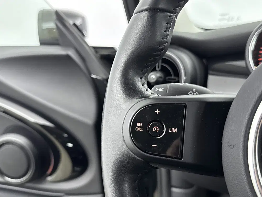 Mini Hatchback Cooper Essential Automaat uit 2023, foto 6