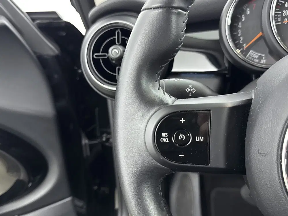 Mini Hatchback Cooper Essential Automaat uit 2024, foto 6