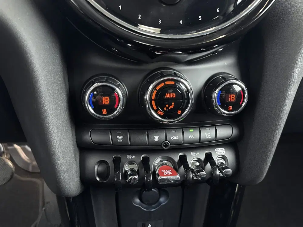 Mini Hatchback Cooper Essential Automaat uit 2024, foto 8