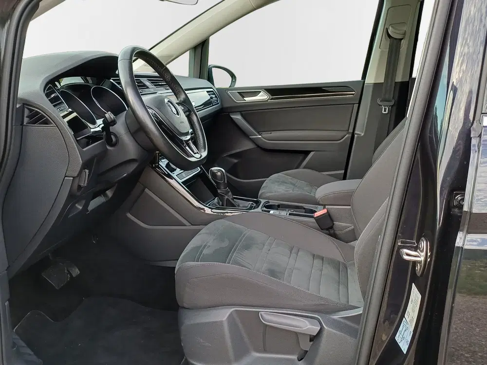 Volkswagen Touran 1.5 TSI Highline uit 2020, foto 2