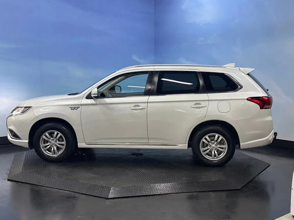 Mitsubishi Outlander 2.4 PHEV Pure Clima uit 2021, foto 2