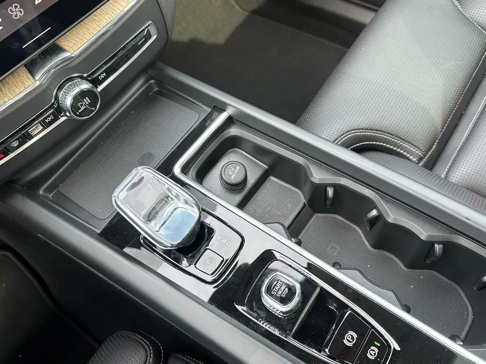 Volvo XC60 2.0 T8 AWD Plug-in hybrid Ultra Dark FABR. uit 2026, foto 9