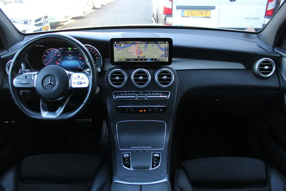 Mercedes-Benz GLC GLC 300e 4MATIC AMG LINE NIGHT PAKKET PANO uit 2022, foto 2
