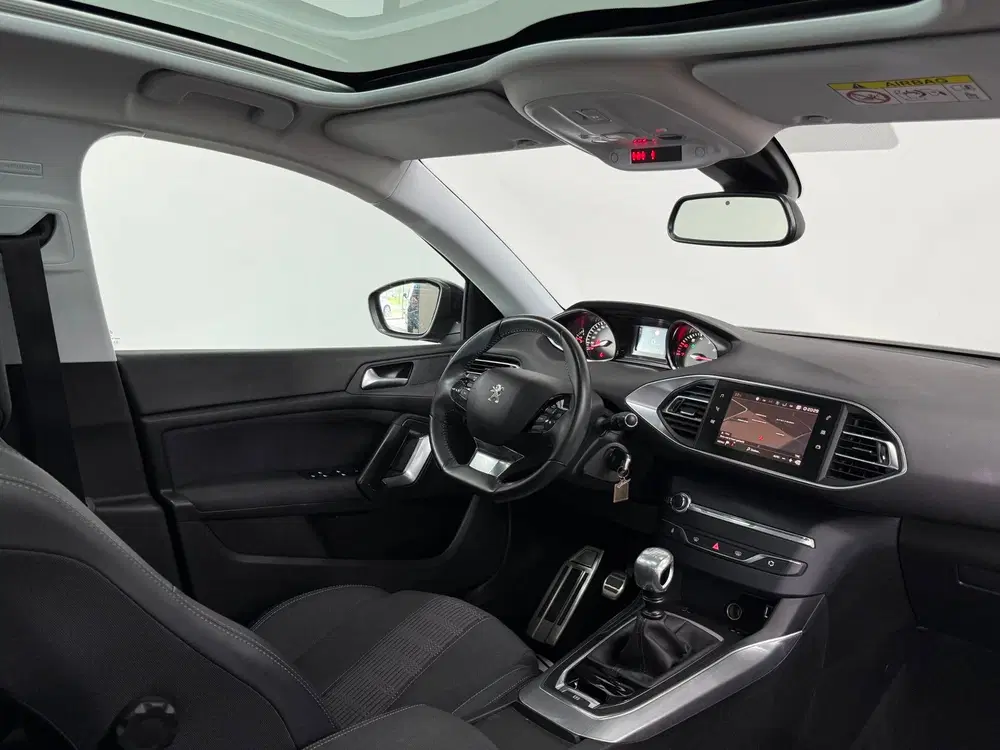 Peugeot 308 1.2 PureTech Allure Navi uit 2019, foto 3