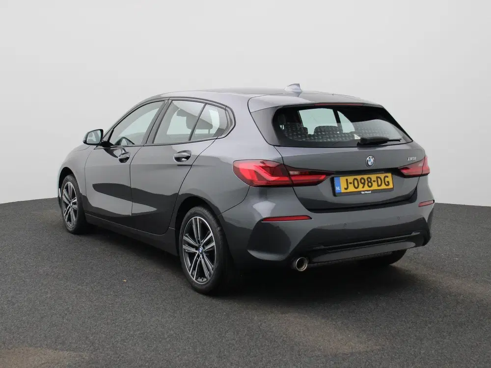 BMW 1-serie 118i Executive Edition 140PK uit 2020, foto 2