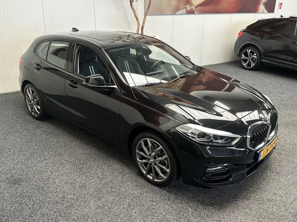 BMW 1-serie 120 M SPORT DESIGN EDITION AUTOMAAT PANORA uit 2023, foto 10