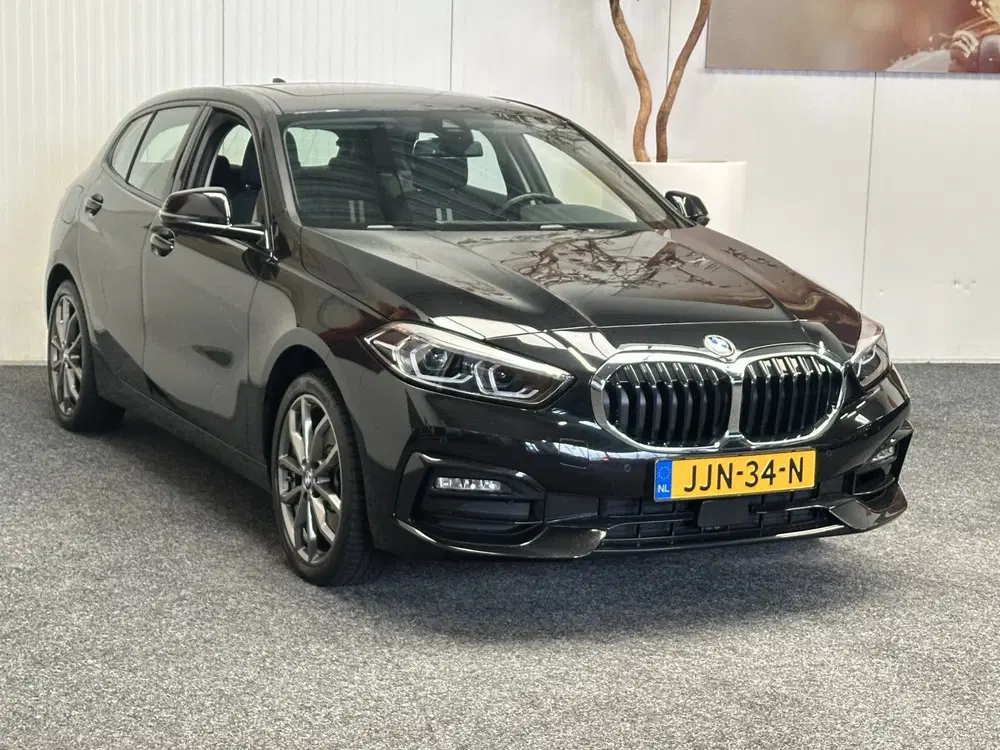 BMW 1-serie 120 M SPORT DESIGN EDITION AUTOMAAT PANORA uit 2023, foto 2