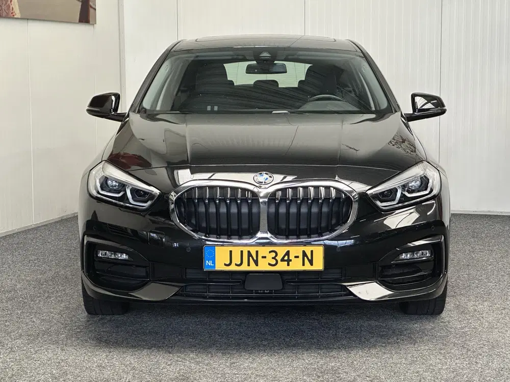 BMW 1-serie 120 M SPORT DESIGN EDITION AUTOMAAT PANORA uit 2023, foto 3